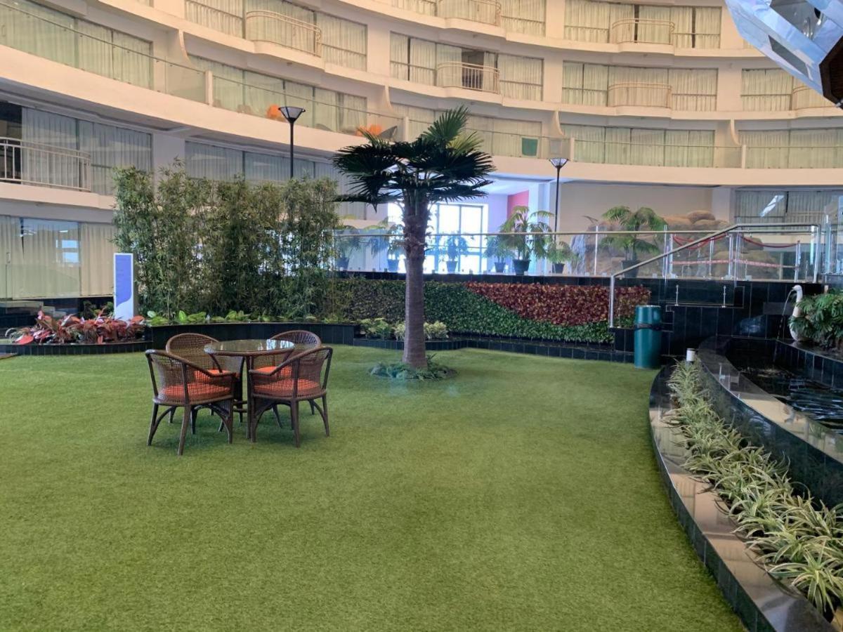 7 Star Weekend Studio At Rajhans Belliza By Global Hospitality Surat Exterior photo