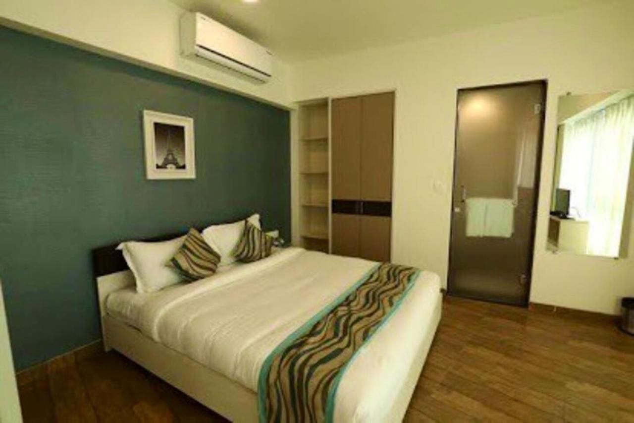 7 Star Weekend Studio At Rajhans Belliza By Global Hospitality Surat Exterior photo